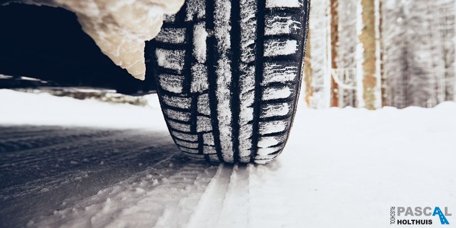 Een autoband in de sneeuw